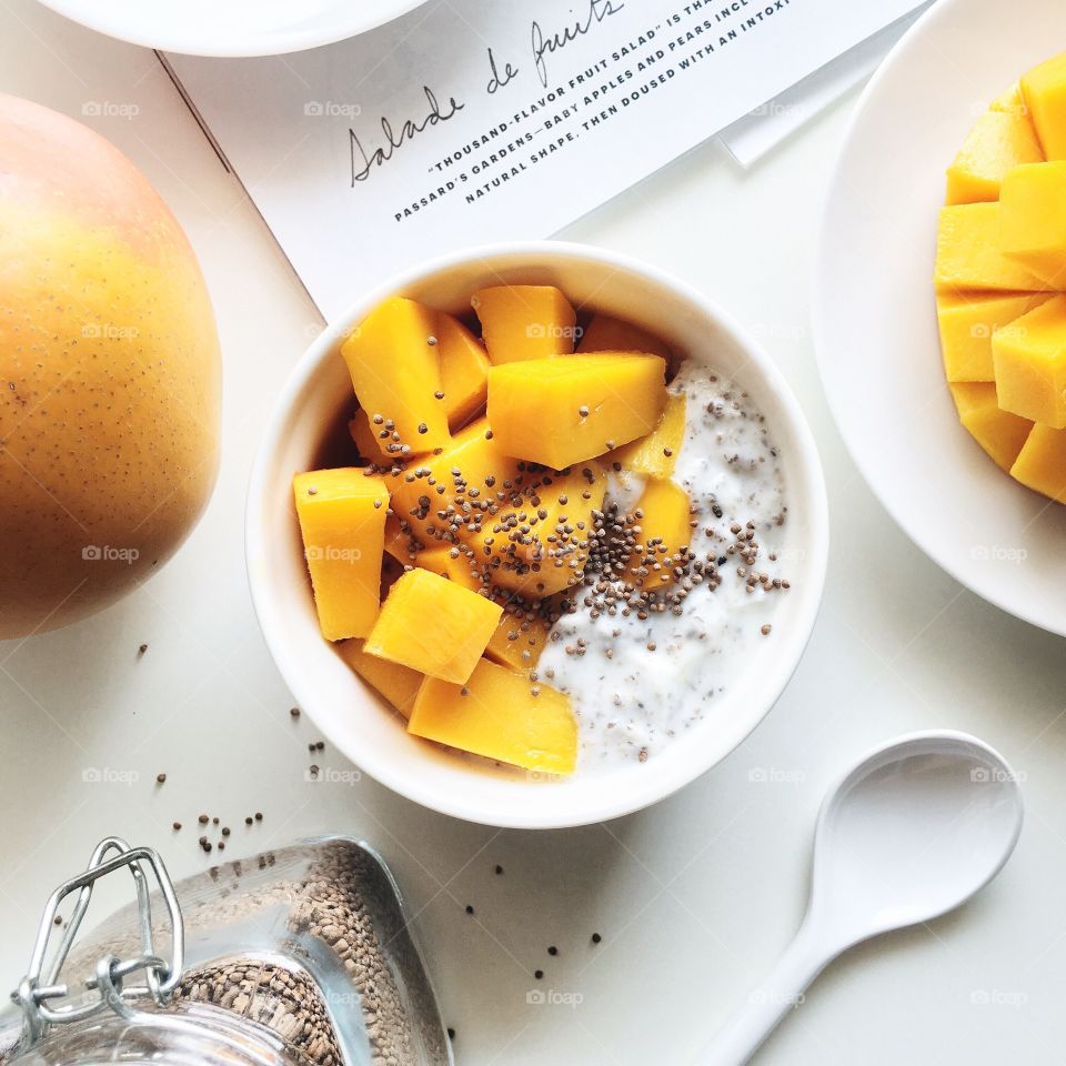 Awesome Food Flats Lays : Healthy breakfast with R2E2 mango, yogurt, chia seed and perilla seed.