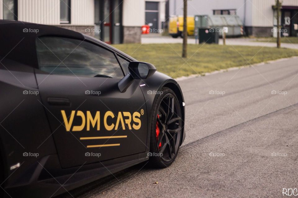 Black Lamborghini Huracan spyder with a vdm cars wrap
