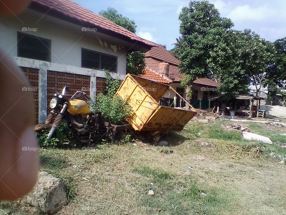 The three-wheeled garbage transport vehicle has been damaged and is no longer in use