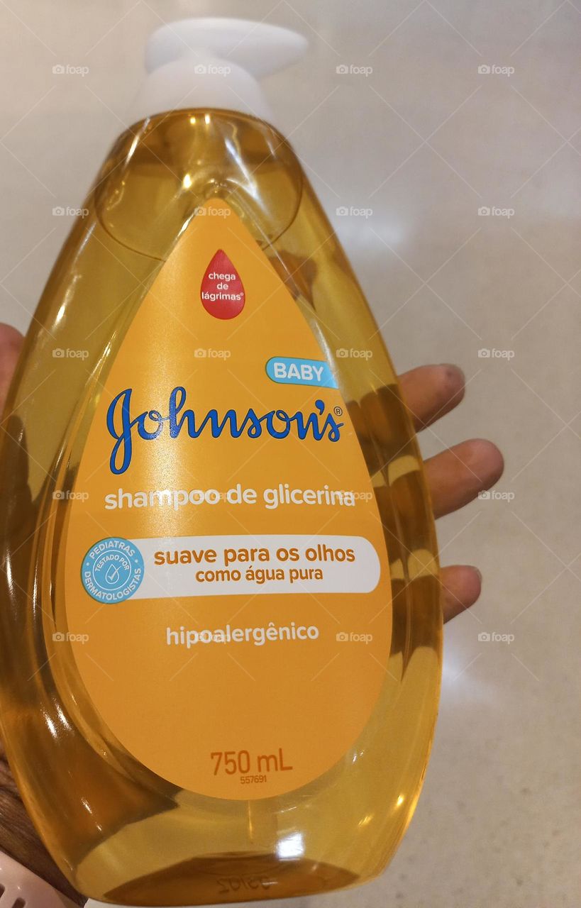 Tomar um bom banho, lavar os cabelos, ajuda a remover os resíduos,  incluindo bactérias,  que podem causar doenças,  mau odor e infecções.  BABY Jonhnsons samphoo de glicerina, suave para os olhos. A Jonhnsons  mima seu bebê  com cuidados e carinho