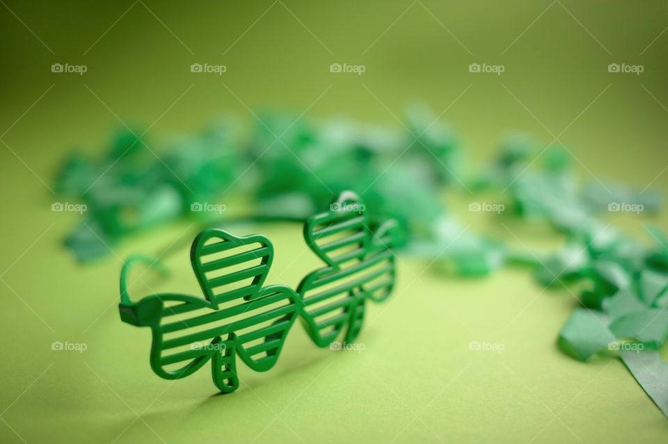 St. Patrick's day, green, leprechaun, beer, green beer, paraphernalia, Ireland, Irish, March 17, clover, lucky, luck, good luck, coins, wealth, hat, leprechaun, pot, confetti, holiday, Wallpaper, background, spectacles, carnival, karnavalnye glasses, green hat, celebration, parade, cocktail, drink, drinking, alcohol, Mixology, drink, top, minimal, festival, party, March, event, accessories, festival glasses, spring, deep green, green, grass, thematic, national, tradition, traditions, traditional, St. Patrick, Patricks, Saint Patrick, patricks, still life, symbol, 