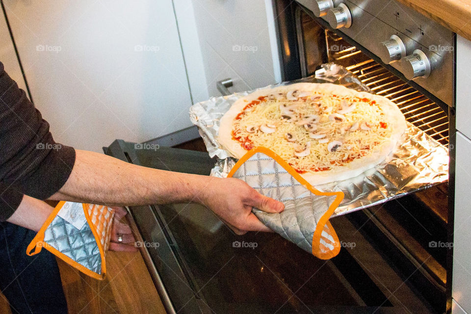 Man making a pizza