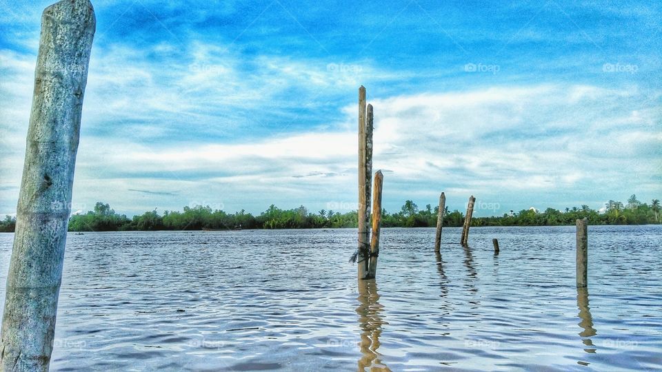 tonggak-tonggak penahan perahu atau boat yang ada di salah satu penyebrangan di kecamatan pengabuan tanjung jabung barat provinsi jambi indonesia