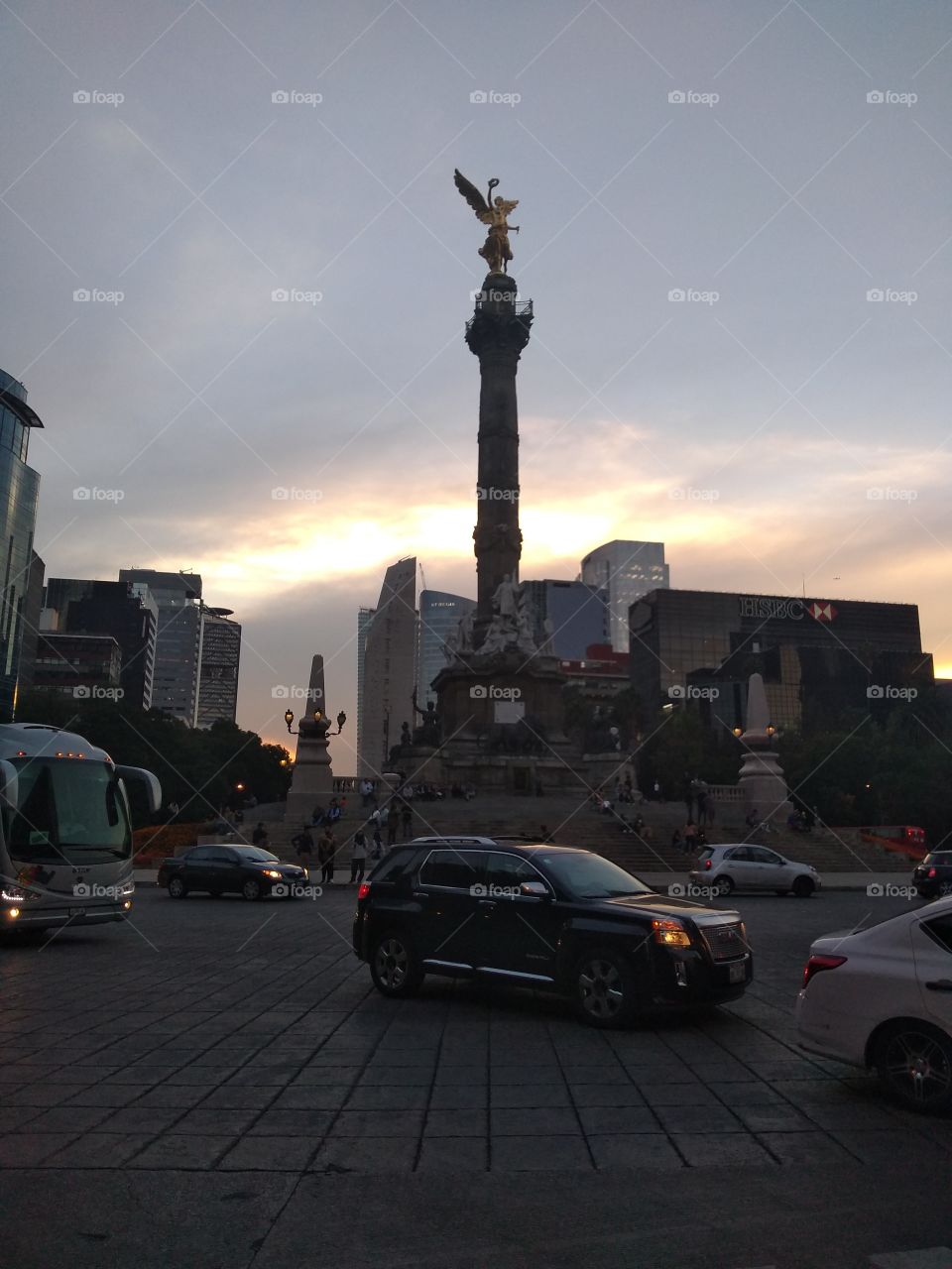 cielo, coche y edificios.