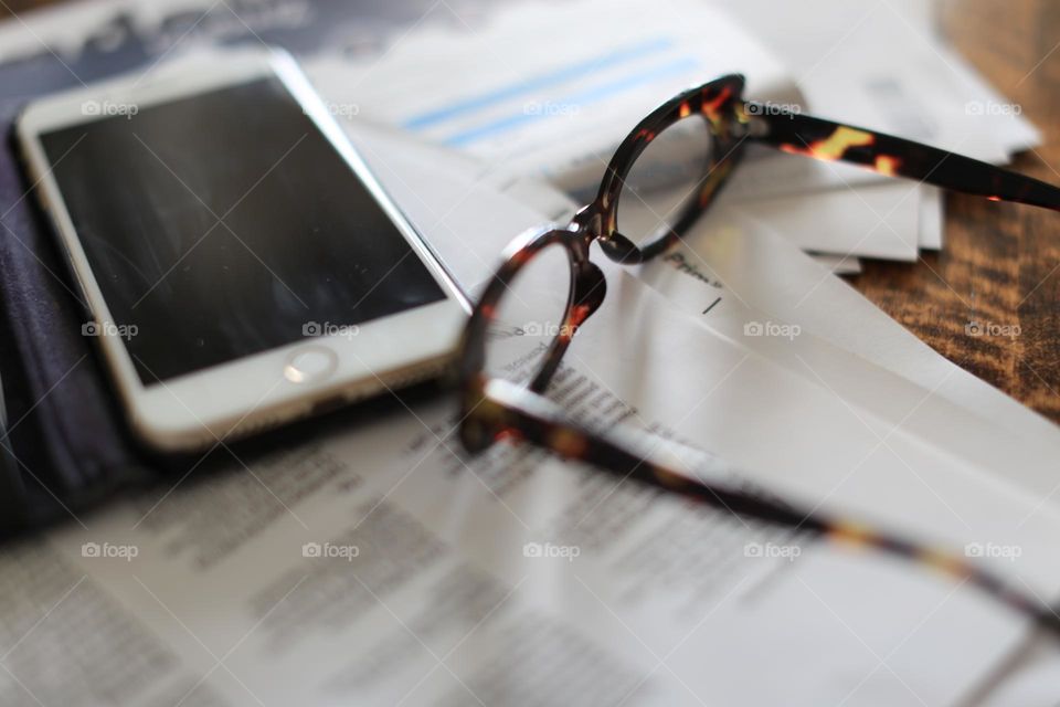 Reading glasses and smartphone to bring on the vacation 