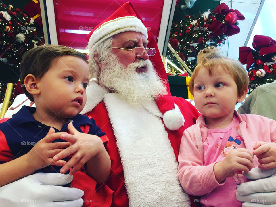 Acho que esse molequinho e essa menininha não botaram muita fé no Papai Noel do shopping.
Vejam o olhar de desconfiados! 
🎅 
I think this little boy and this little girl didn't put much faith in Santa Claus in the mall .
See the look of suspicious! L