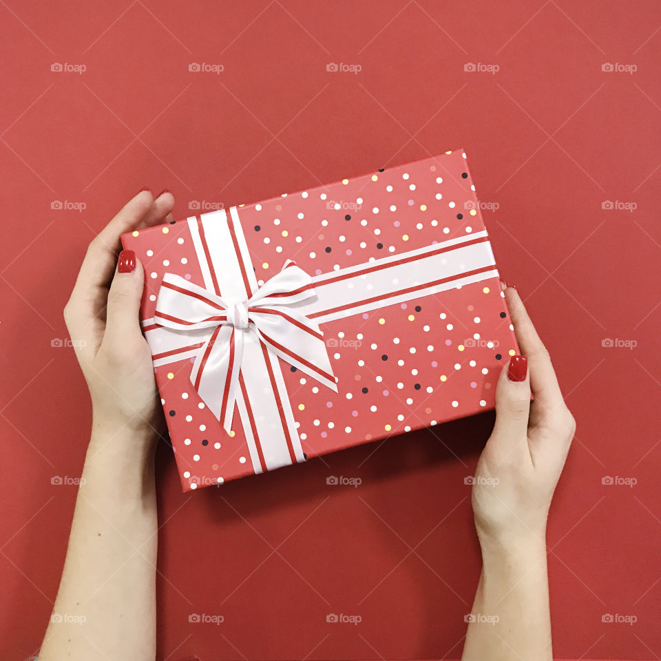 Hands holding gift box