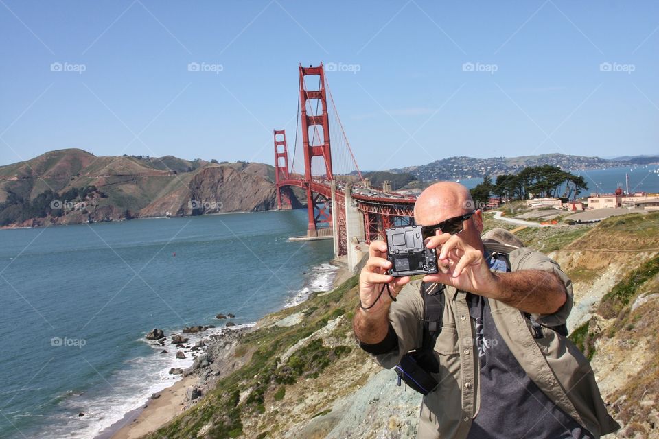 Taking a selfie 🤳 of  the Golden Gate Bridge & myself using my camera. 