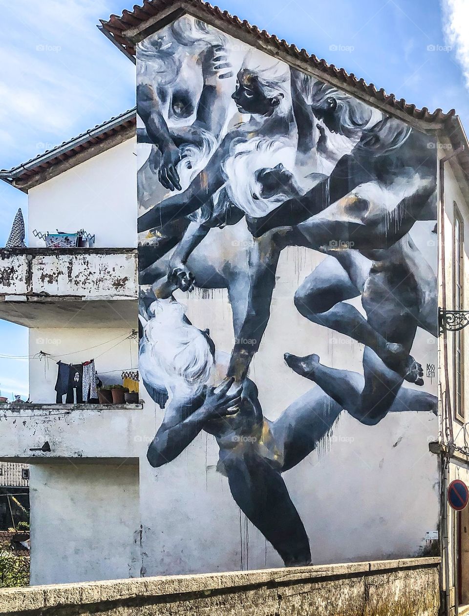 Snapping (2017) by Bosoletti on the wall of a residential building in Covilha as part of the Wool Urban Art Festival in Portugal 