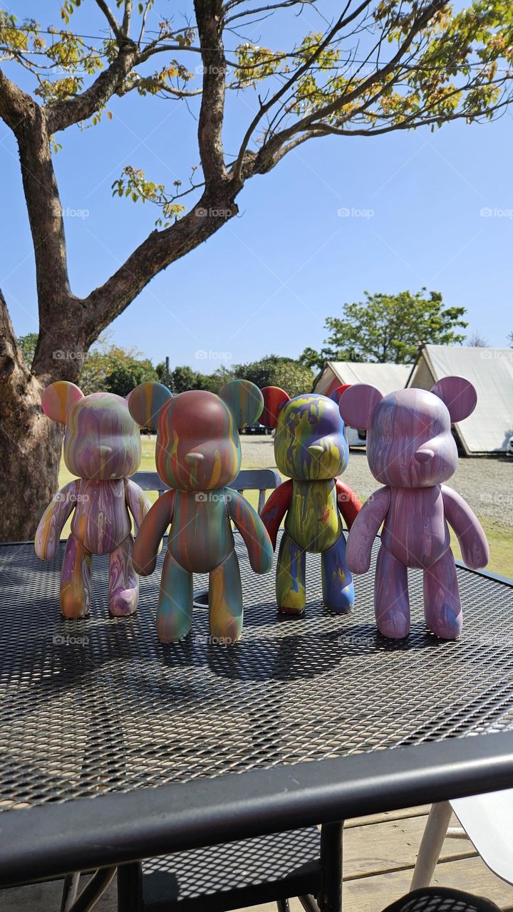 apouring art toy bears