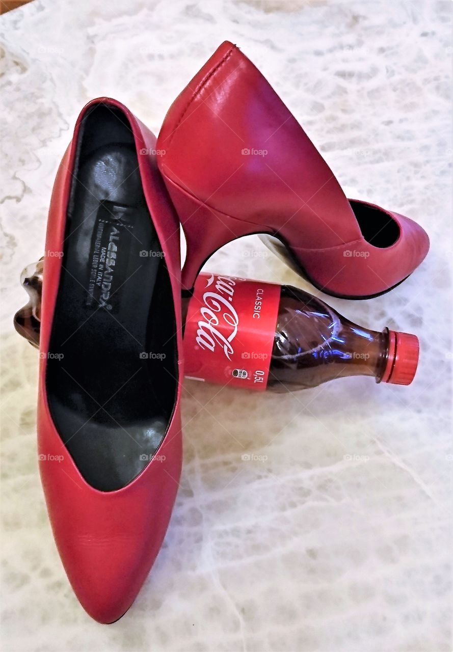 Coca Cola и красные туфли