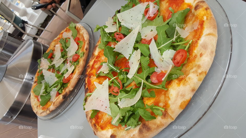 pizza with rucola