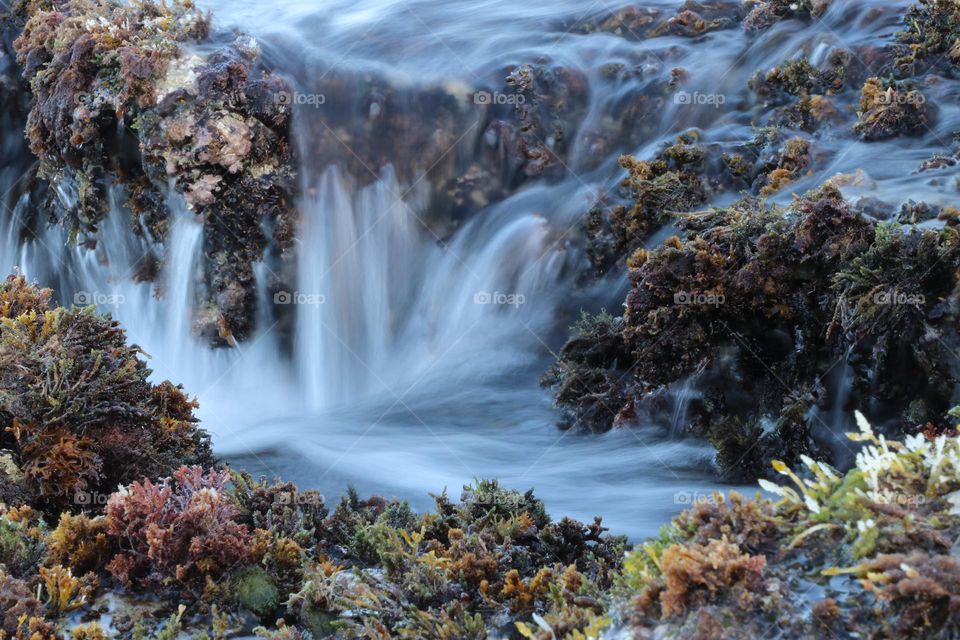 cascada entre rocas con efecto seda