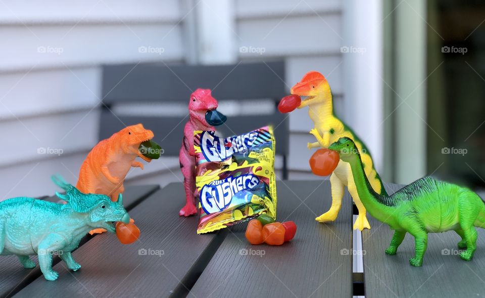 Dinosaurs eating candy, funny dinosaurs, dinosaurs eating, portraits of dinosaurs, dinosaurs eating gushers, child’s play, dinosaur toys 