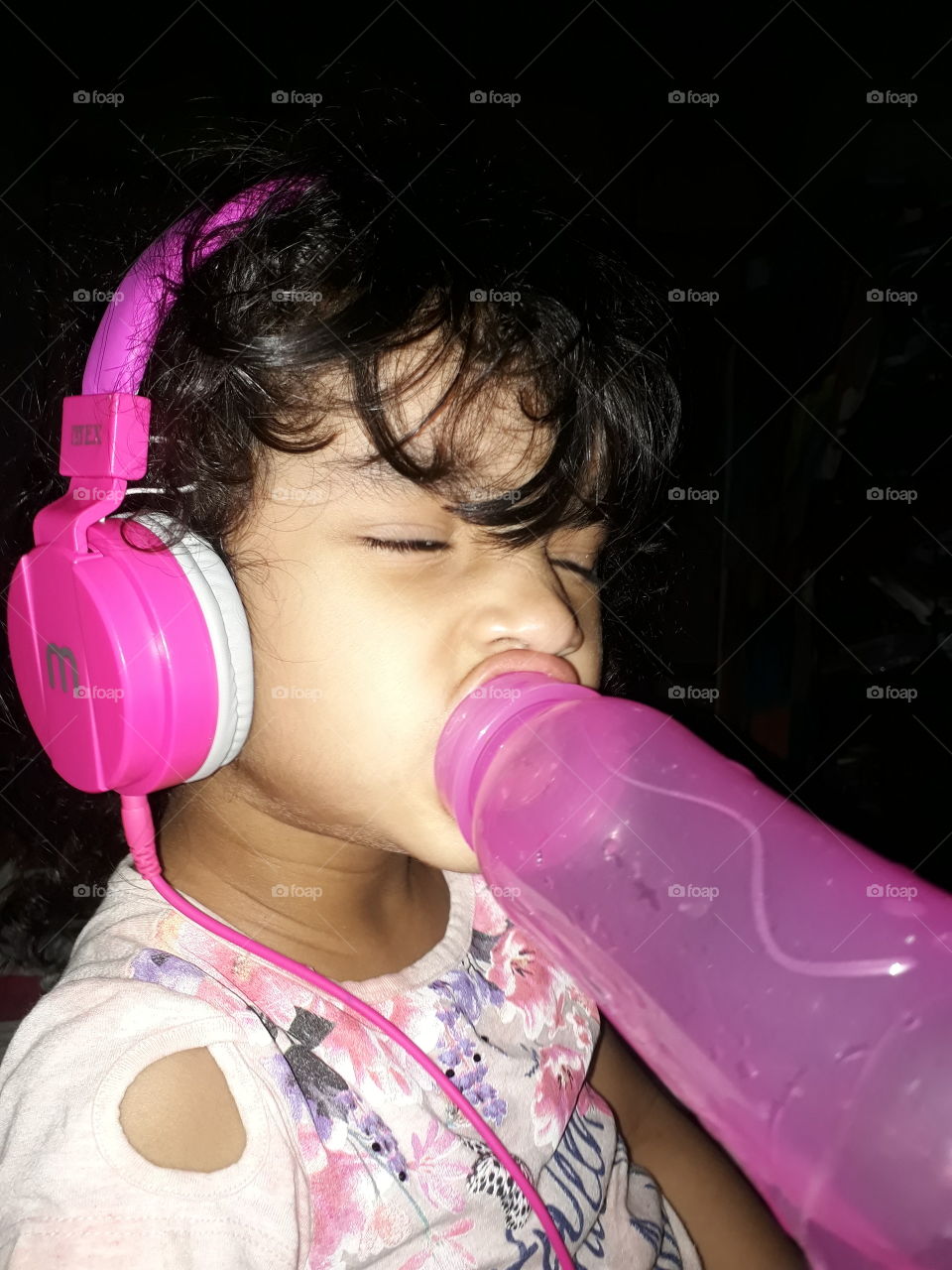 Criança  ouvindo música  e ao mesmo tempo  mamadeira na boca! Alegria, felicidade, criança  feliz, saúde!