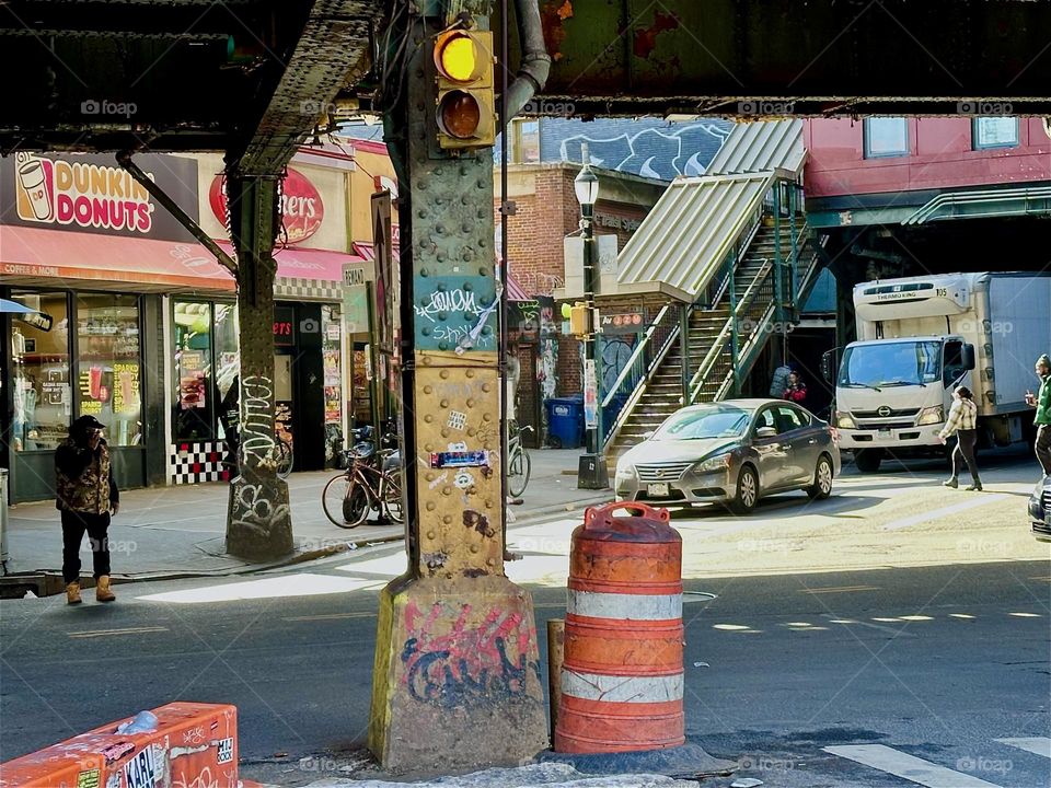 This is „Myrtle Avenue“ and „Broadway“ in „Bushwick“, Brooklyn. The above ground MTA subway station accommodates the „M train“ that goes to „Times Square“. Changing to the „7 train“ will get us home from there. 2024. Hypnotic Productions