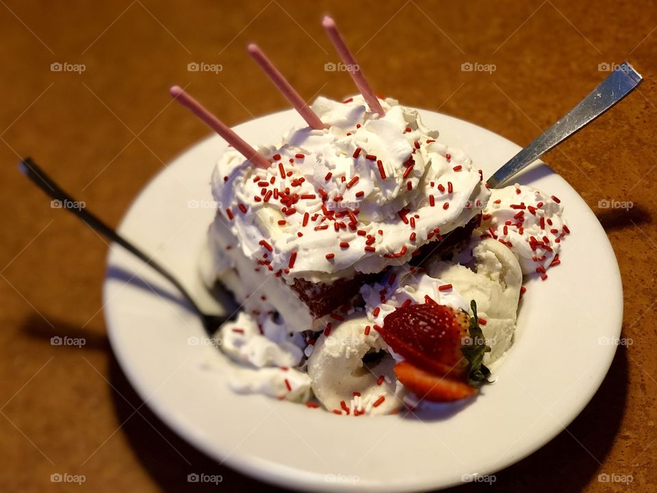 Red Velvet Sparkler Cake At TGIFRIDAYS 🍰🧨