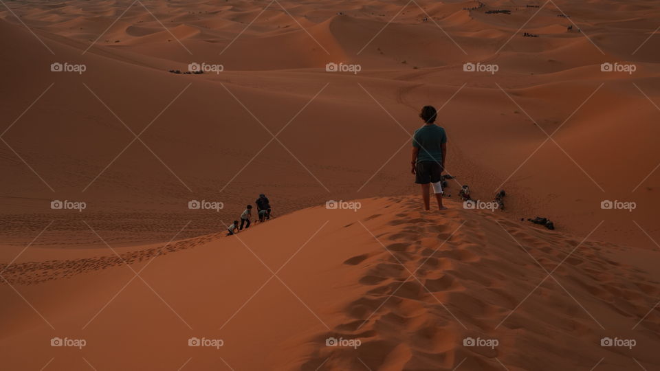 dunas niño mirando