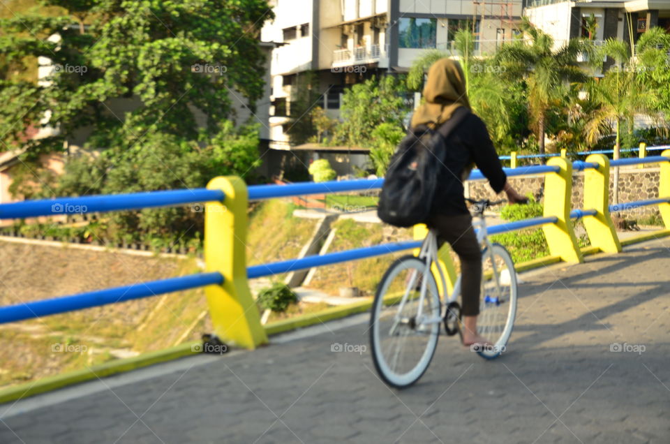 Bersepeda di pagi hari