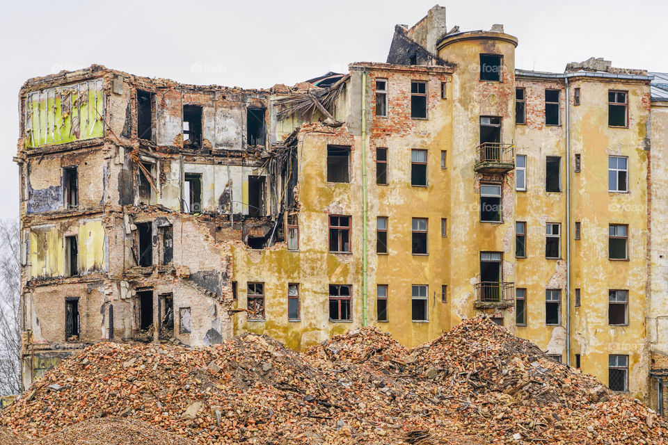 demolition of a large old historic stone house in the city