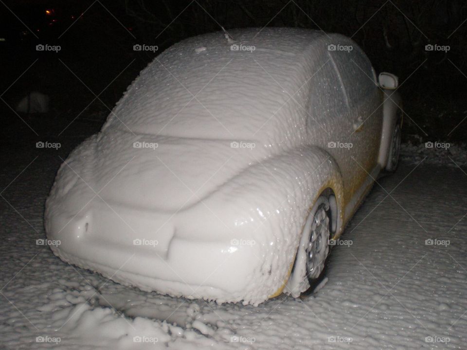 Voiture pétrifiée par la glace