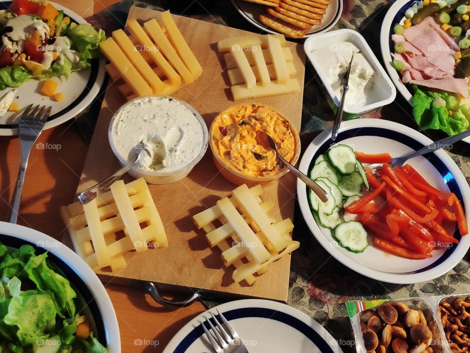 European sharing meal with delicious cheese, dips and veggies! It's always great to share and enjoy food together...🍱