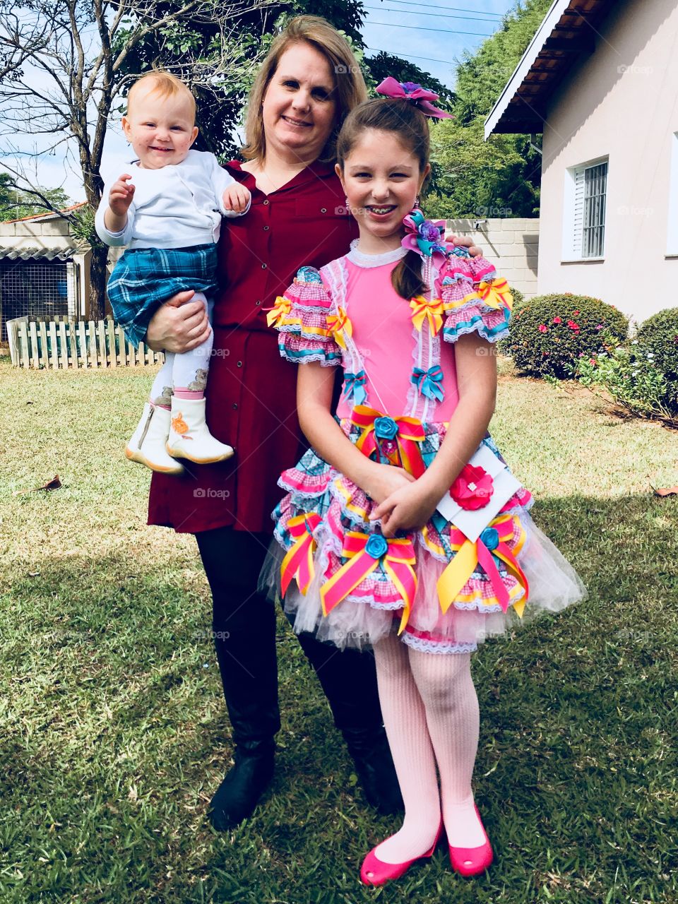 Mamãe e filhas - sempre sorridentes e carinhosas, mostrando os vestidos de caipira à festa junina 