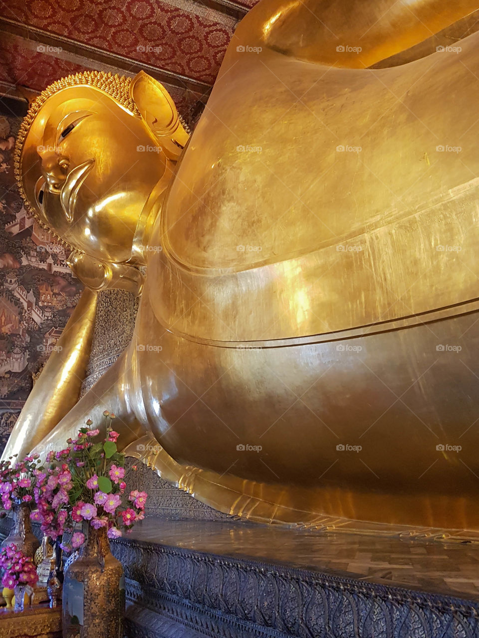 Estatua de Buda reclinado, la estatua de Buda más grande de el mundo, de color dorado