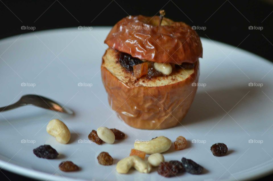 Roasted apple with nuts