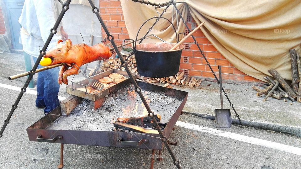 Man roasted pig in the street