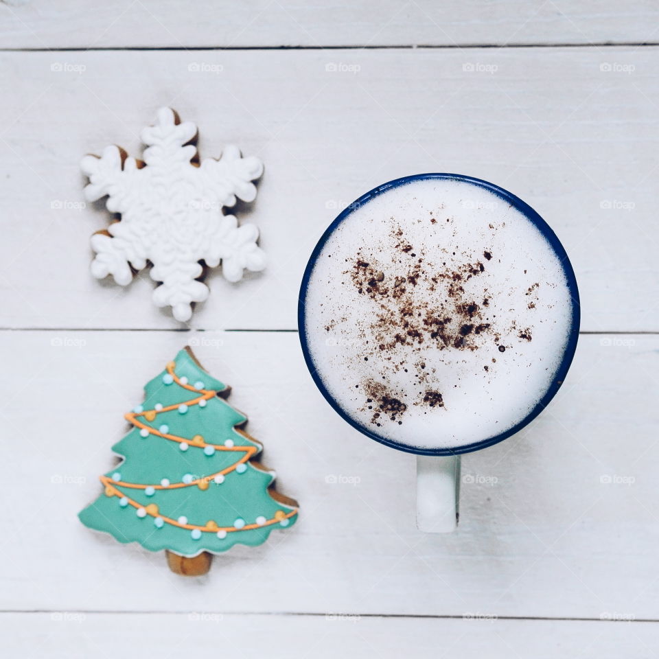 Gingerbread cookie with hot chocolate