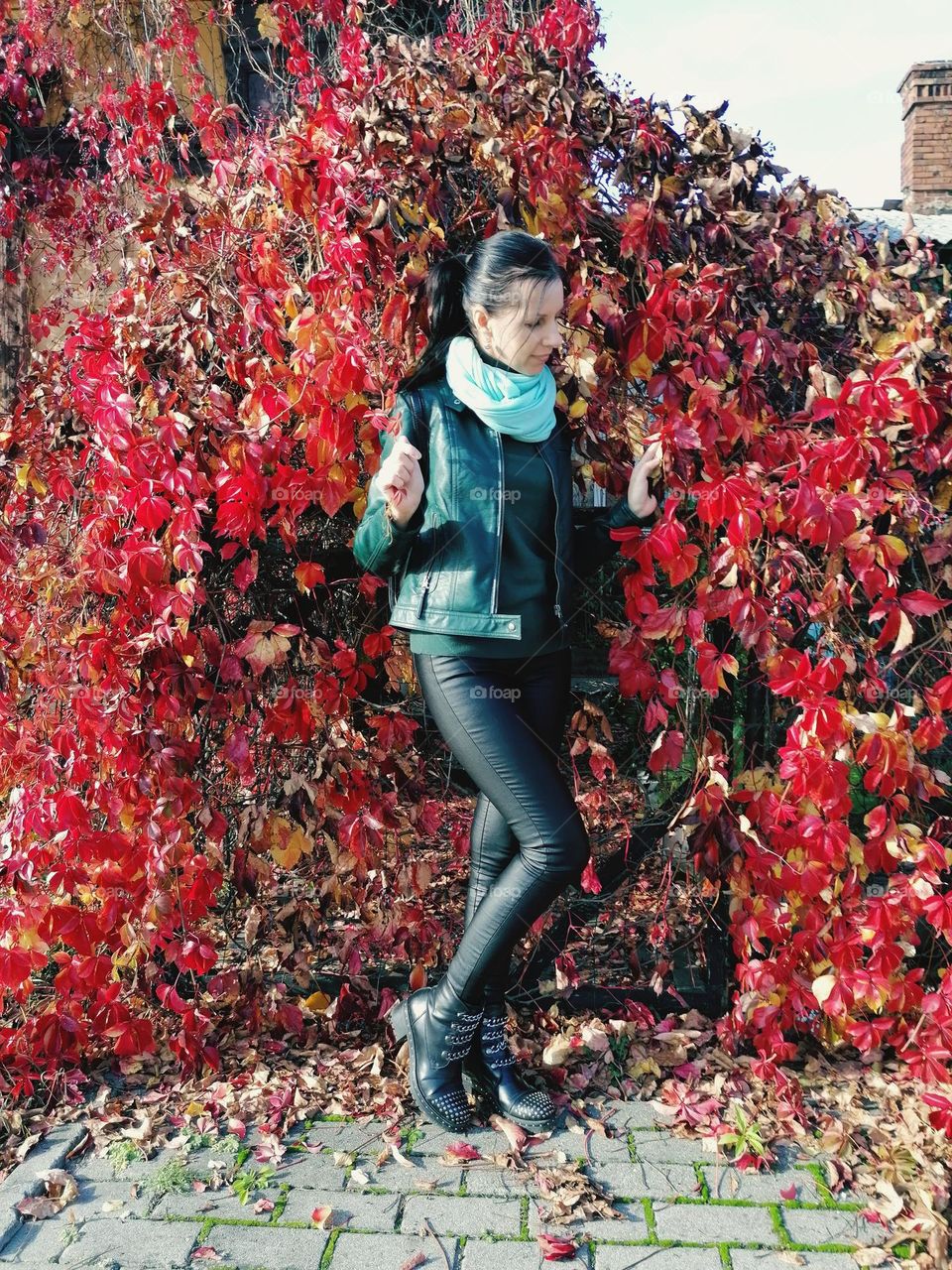 Raudoni lapai & moteris