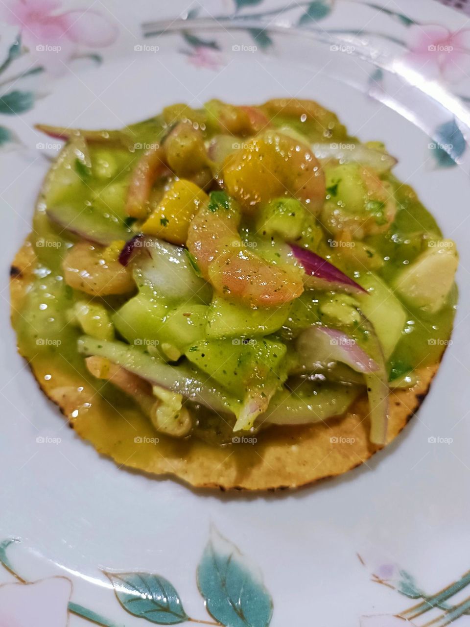 tostada de aguachile de camarón con mango
