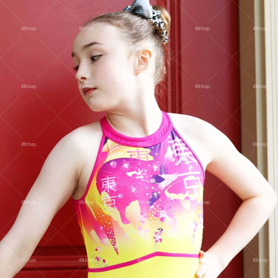 girl in yellow and pink qautro leo