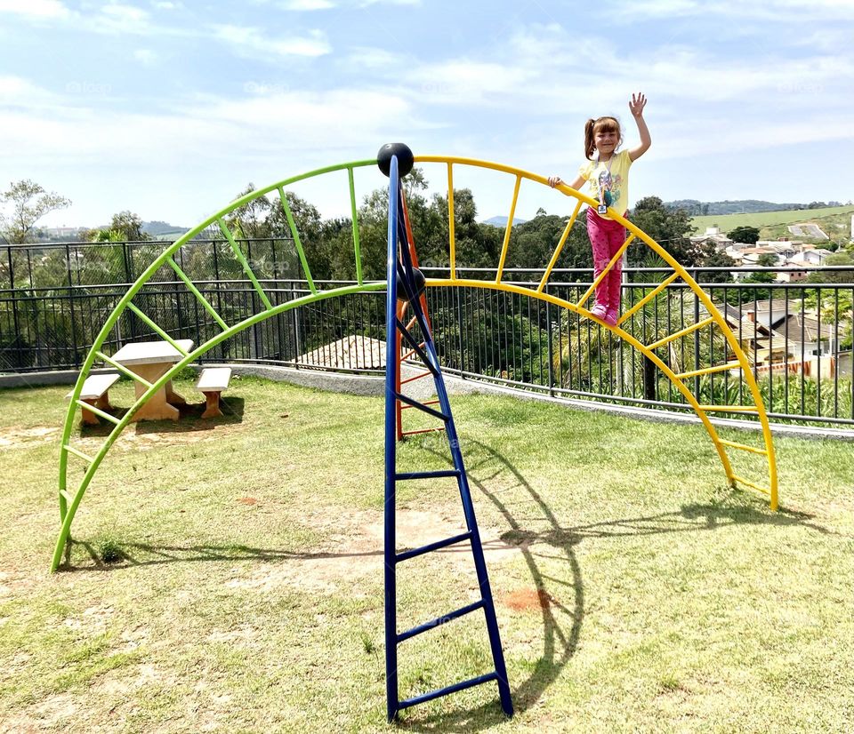 Cidade com parquinhos é cidade feliz!
Olhe a alegria da minha Tetéia nesse brinquedo tão simples…
🥰 
#PaiDeMeninas