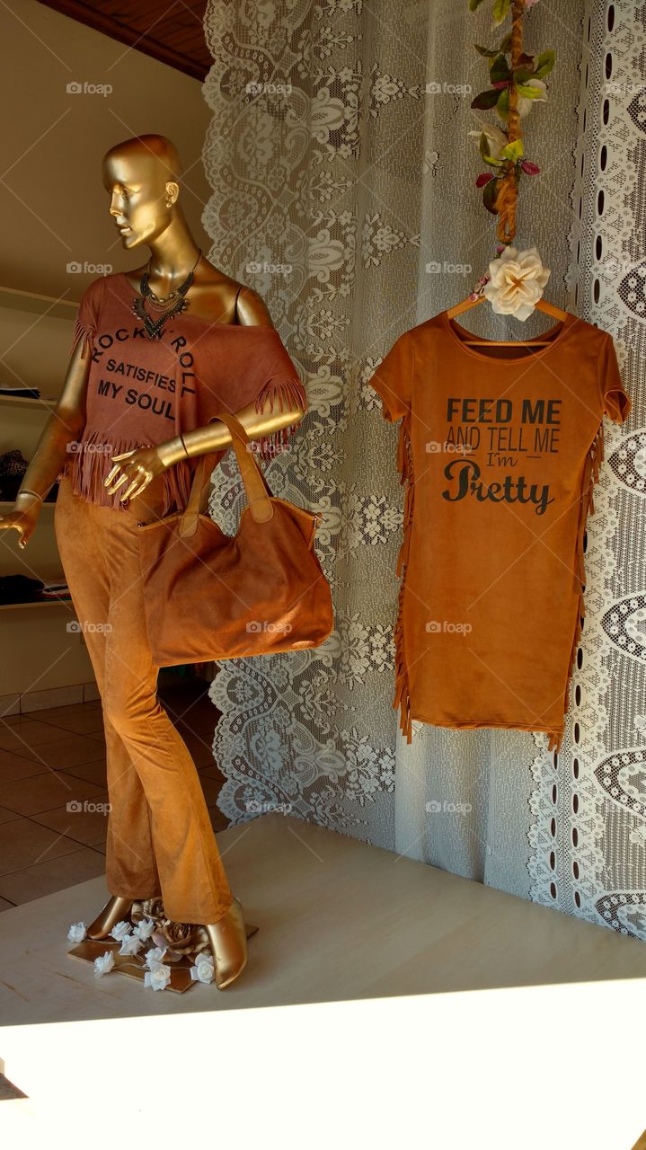 Feed me and Tell I am Pretty. Rock'n Roll satisfies my soul. (Vitrine). Manequim em loja.