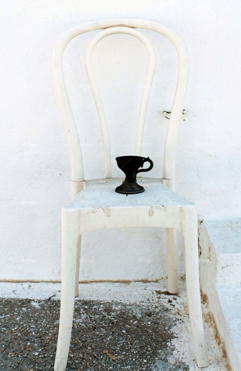 cup white wall black by merethe