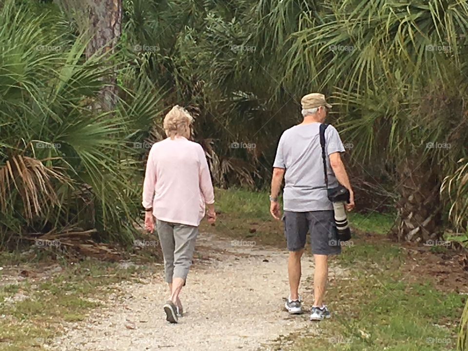 Babyboomers hiking.