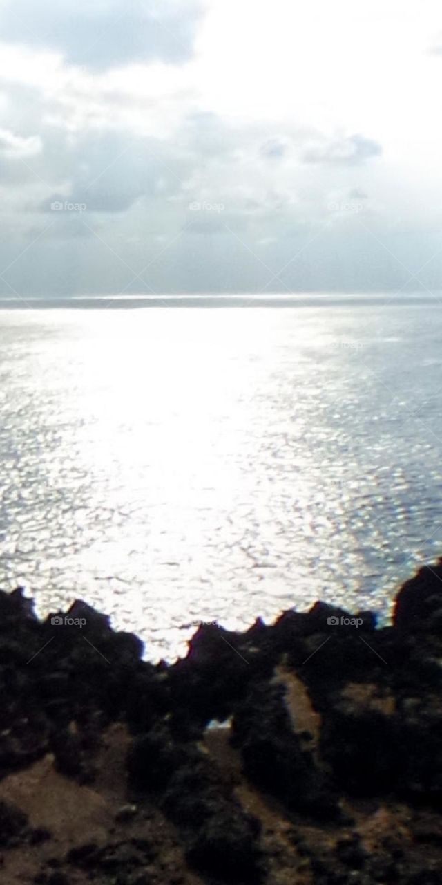 Chiếu sáng mặt biển.