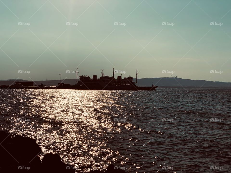 Transportschiff am Hafen 