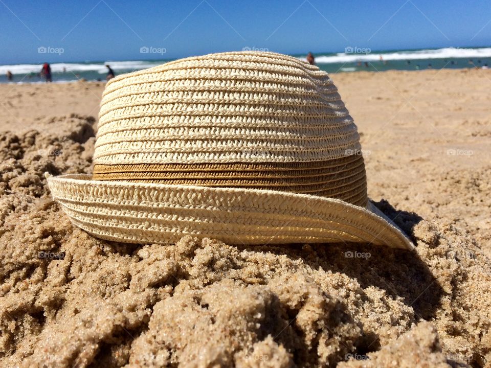 Chapéu na areia da praia