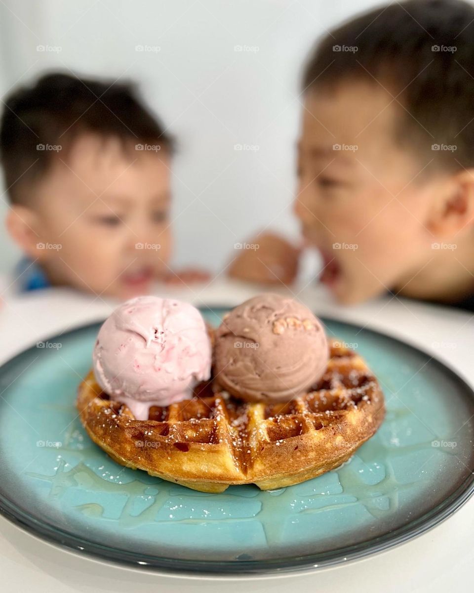 Crispy waffles and gelatos with affogato for the weekends