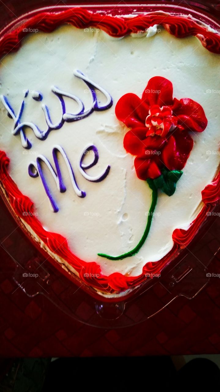 Kiss me cake