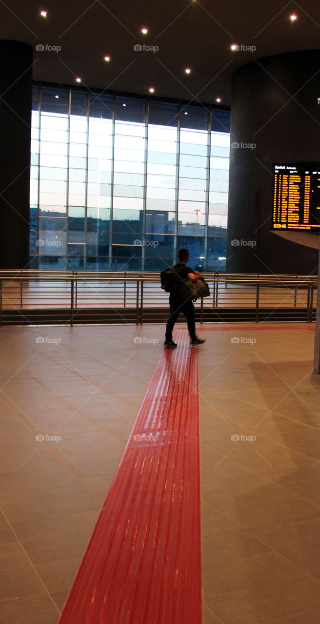 moving To the train intorno the station