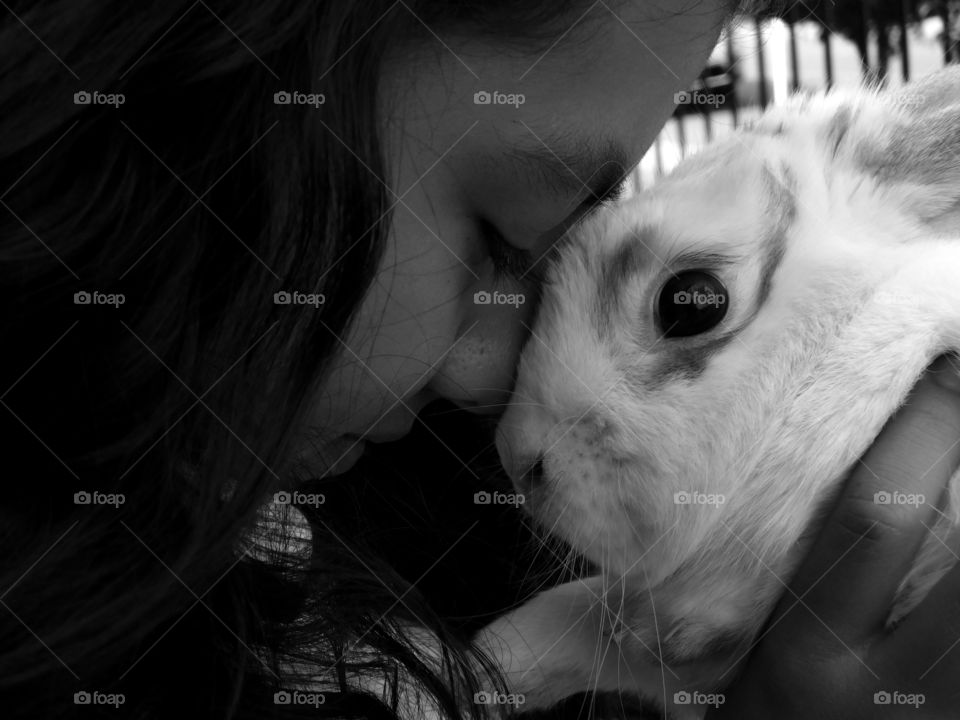 Amor y complicidad entre un pequeño animal y su dueña.

Love and complicity between a little animal and his owner.