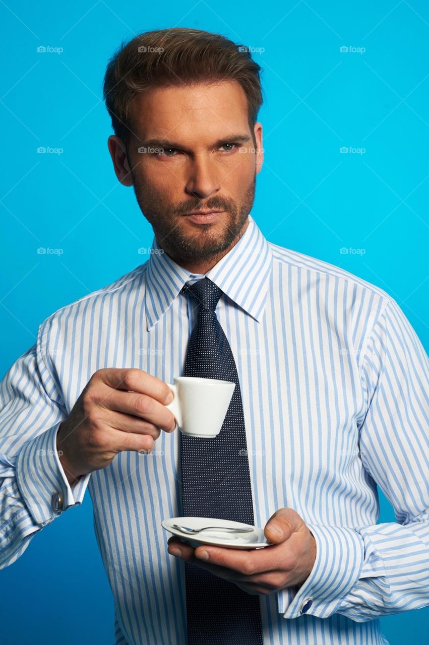 Man in shirt droking coffee