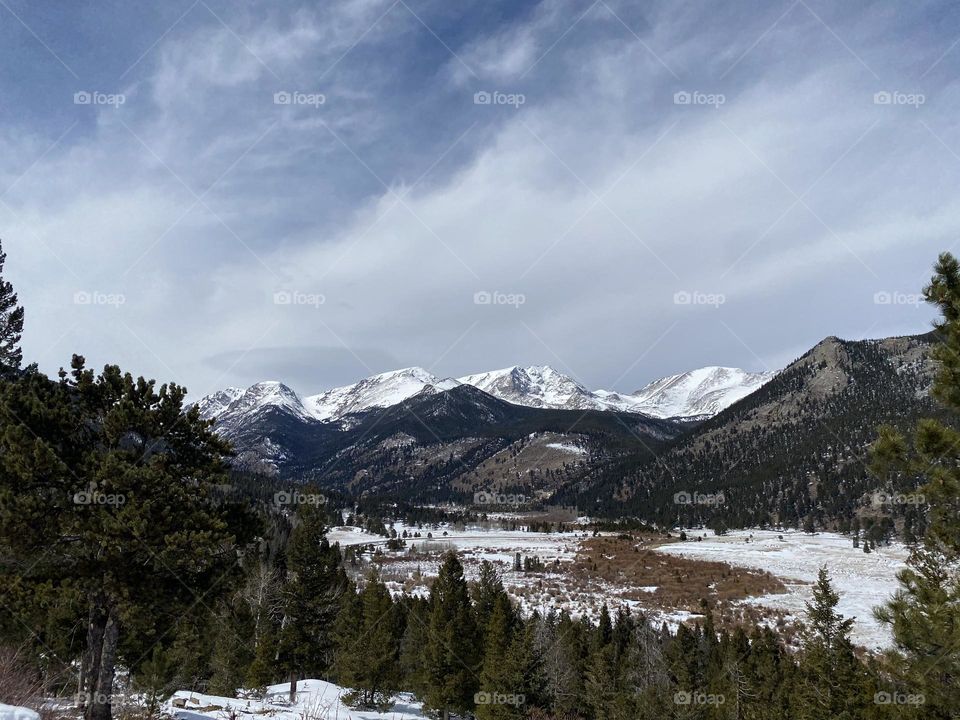 A view of a snow covered mountain range. 