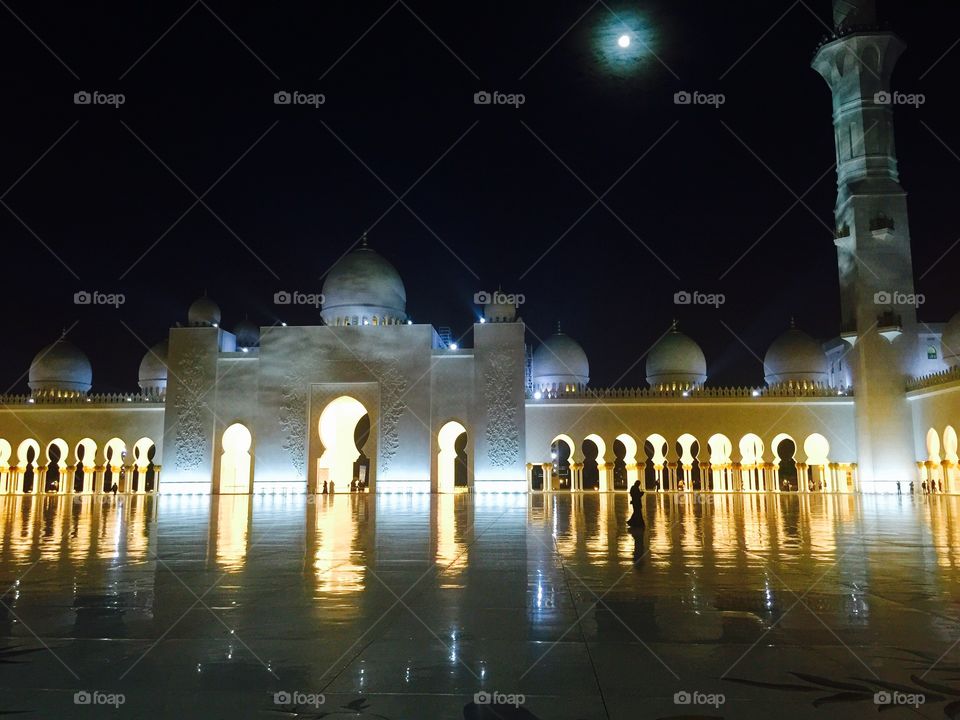 Full moon over the Sheikh Zayed Grand Mosque tourist prayer destination. Magical architecture 