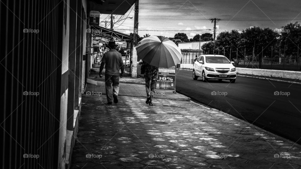 Pessoas, sombrinha, rua...