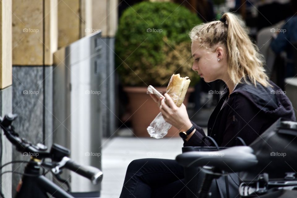 Street Photography.Eating in public.